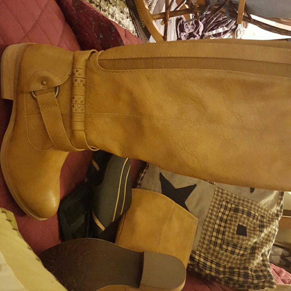 New condition bare trap boots